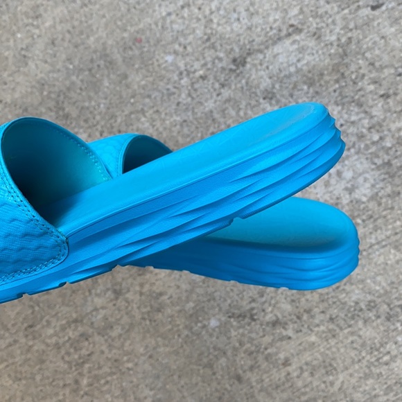 EUC WMNS NIKE BENASSI SOLARSOFT SLIDES
JDI TEALS AQUAS WHITES LIMIT RARE COLOR - Picture 8 of 9